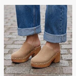 NWOB Cushionaire Women’s Gibbons Faux Wood Clogs w/ Memory Foam Padding